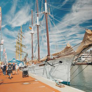 Pascual Flores bei Sonnenschein im Neuen Hafen Bremerhaven