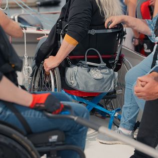 Rollstuhlfahrer auf dem Rolli-Segelschiff Henk de Mol