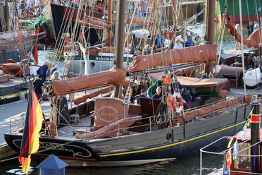 Traditionsschiffe der Schiffergilde Bremerhaven im Neuen Hafen