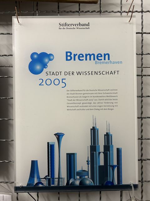 Plakette: Im Jahr 2005 wurden Bremen und Bremerhaven gemeinsam zur Stadt der Wissenschaft gekührt.