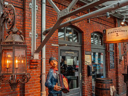 Eingang in ein Fischgeschäft im historischen Schaufenster Fischereihafen