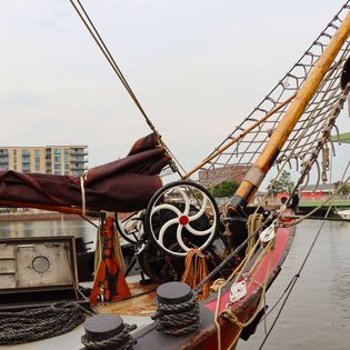 Blick über den Bug der Verandering in den Neuen Hafen