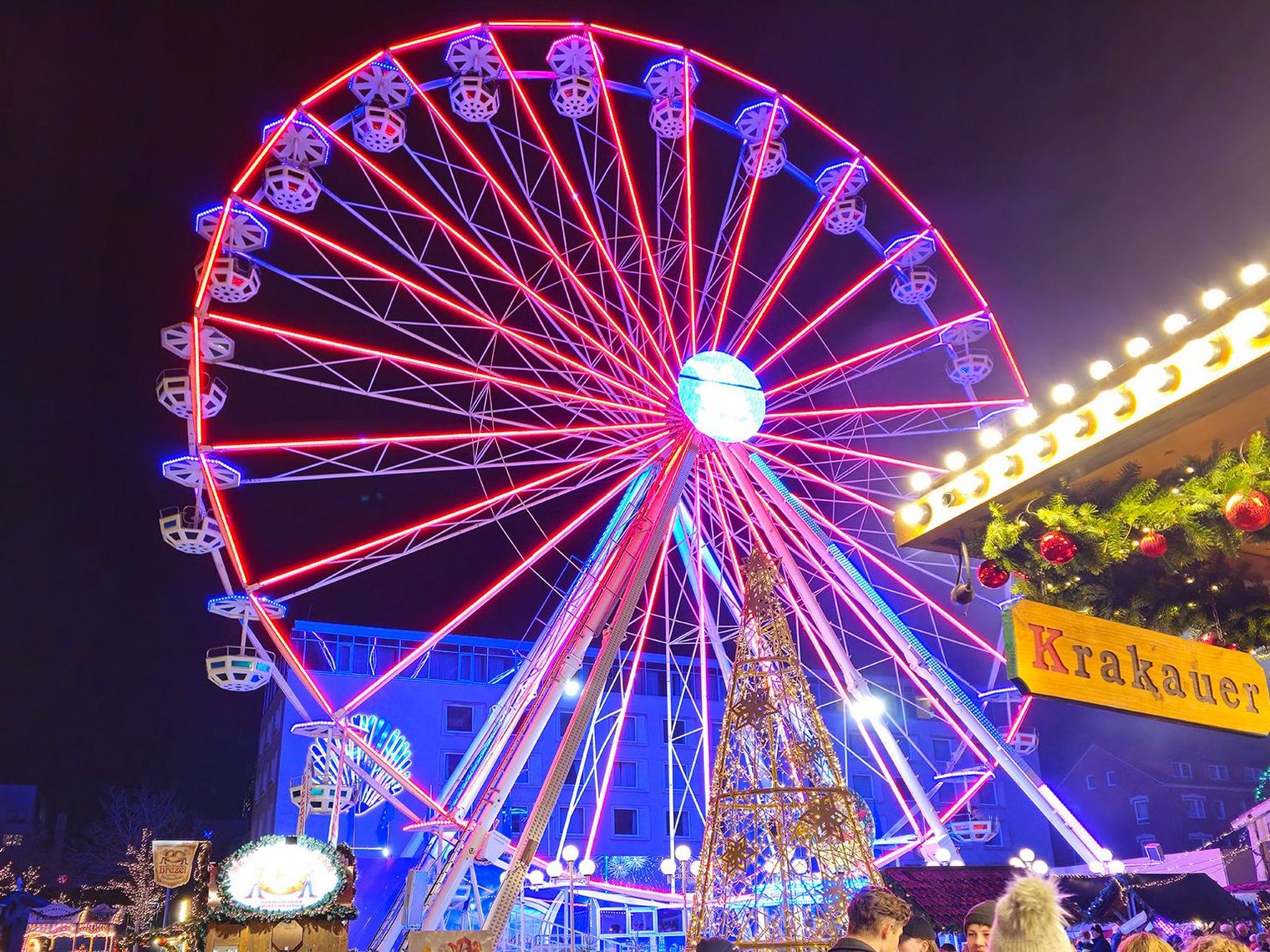 Ein buntes Riesenrad auf dem Weihnachtsmarkt