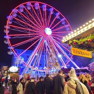 Ein buntes Riesenrad auf dem Weihnachtsmarkt