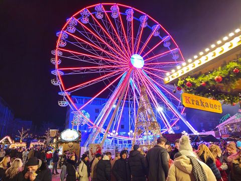 Ein buntes Riesenrad auf dem Weihnachtsmarkt