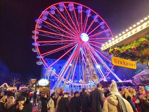 Ein buntes Riesenrad auf dem Weihnachtsmarkt