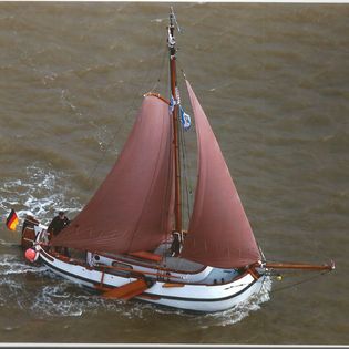 Die Lemster Aak THEEPOT unter Segeln