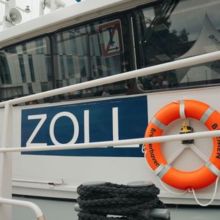 Blick auf die Brücke vom Zollboot Bremen