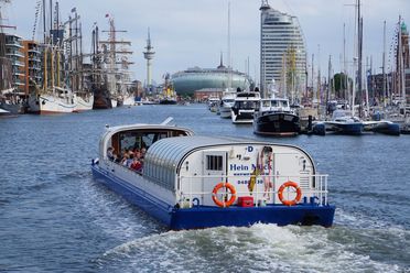 Glasdachbarkasse Hein Mück fährt durch den Neuen Hafen