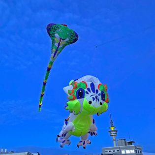 Drachenfest in Bremerhaven. Fliegende Drachen am Deich.