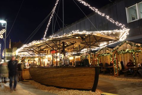 Glühweinstand in Schiffsform