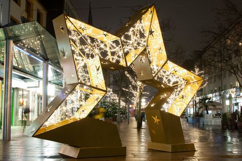 Beleuchteter mannsgroßer Stern