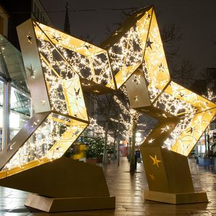 Beleuchteter mannsgroßer Stern