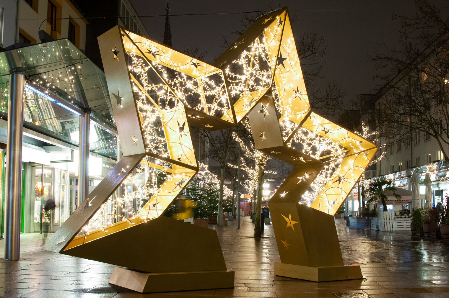 Beleuchteter mannsgroßer Stern