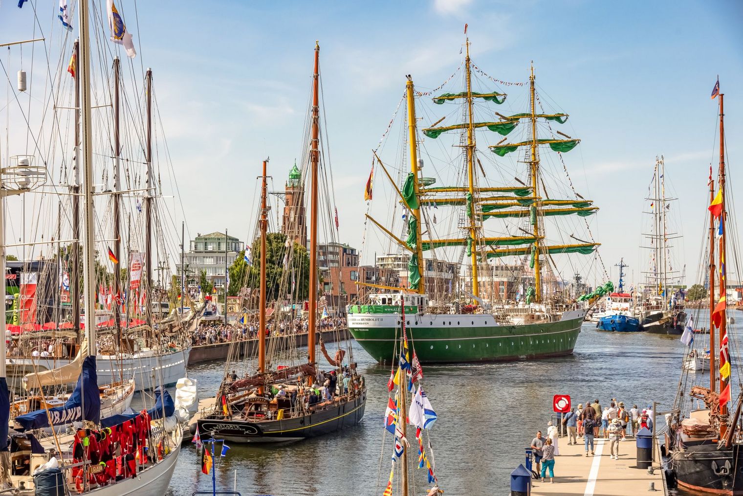 Viele Segelschiffe samt Alexander von Humboldt II tummeln sich im Neuen Hafen in Bremerhaven