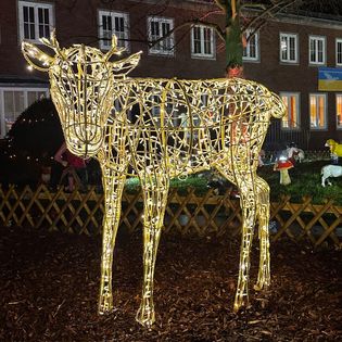 Großes, beleuchtetes Rentier auf dem Weihnachtsmarkt