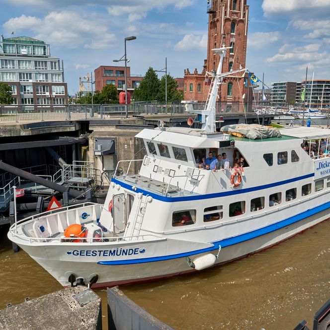 Die "Geestemünde" wartet in der Schleuse auf die Weiterfahrt ihrer "Dicke-Pötte-Tour" in Bremerhaven entlang der Weser.