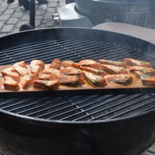 Fischstückchen auf einem Grill