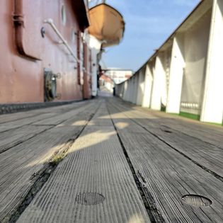 Ein Gang an der Reling entlang auf der Seefalke