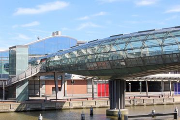 Glasdrehbrücke über dem Alten Hafen Bremerhaven