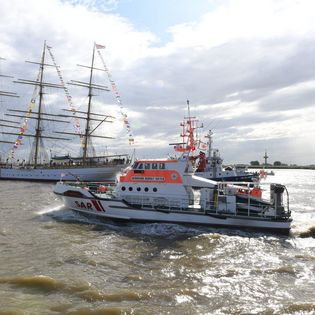 DGzRS-Boot auf der Weser vor einem Windjammer