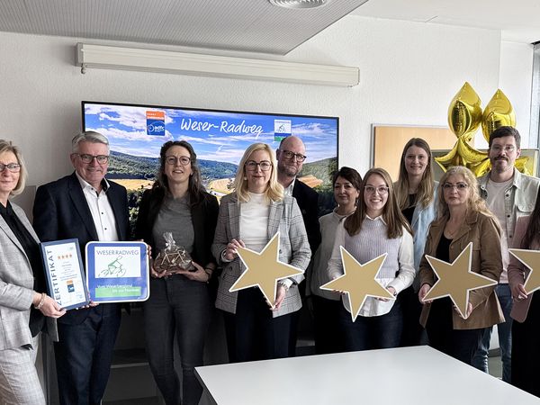 Die Weser-Radweg Kooperationspartner sowie der Landkreis Hameln-Pyrmont freuen sich über die 4-Sterne-Zertifzierung. Von links nach rechts: Petra Wegener (Weserbergland Tourismus e.V.), Dr. Joachim Steinbeck (Landkreis Hameln-Pyrmont), Sina Scholz (Weserbergland Tourismus e.V.), Sonja Kuhn und Martin Fahrland (Mittelweser-Touristik GmbH), Anke Fiedler (Touristikgemeinschaft Teufelsmoor), Franziska Bein (Touristikgemeinschaft Wesermarsch), Marie von Borstel (Cuxland-Tourismus), Tülay Sukes (Erlebnis Bremerhaven), Marco Skora (WFB Wirtschaftsförderung Bremen GmbH), Selina Rösemeier (Landkreis Hameln-Pyrmont). 