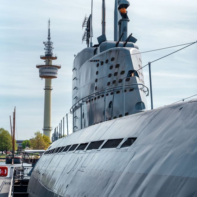 Brücke vom U-Boot Wilhelm Bauer mit dem Richtfunkturm Bremerhaven im Hintergrund