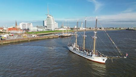 Die "Großherzogin Elisabeth" legt in Bremerhaven ab.