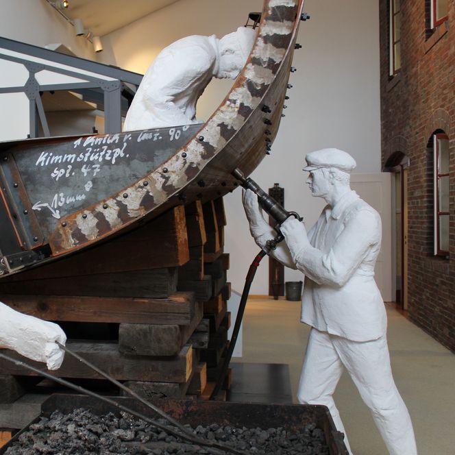 Plastikfiguren von Werftarbeitern beim Schiffsbau im Historischen Museum Bremerhaven