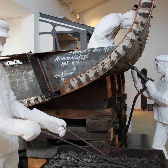 Plastikfiguren von Werftarbeitern beim Schiffsbau im Historischen Museum Bremerhaven