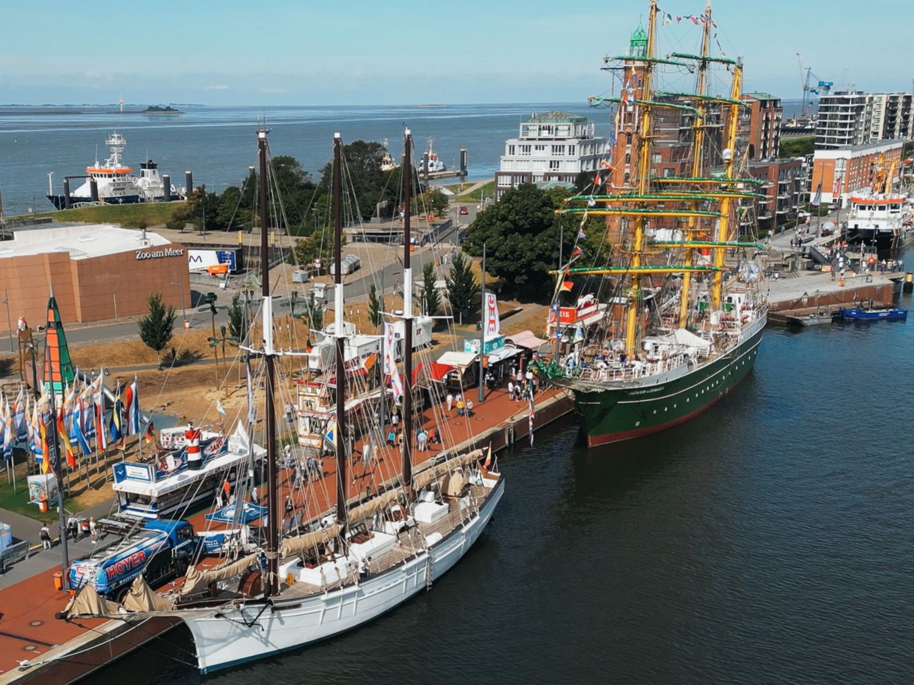 Der Neue Hafen mit "Alexander von Humboldt II" und einem weiteren Segelschiff 