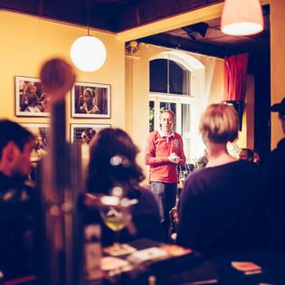 Ein Wissenschaftler hält in einer Kneipe einen Vortrag