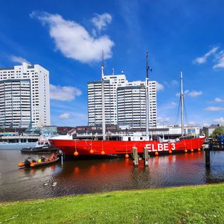 Die Elbe 3 liegt im neuen Hafen