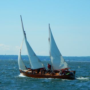 Die "Balu" unter Segeln auf dem Wasser
