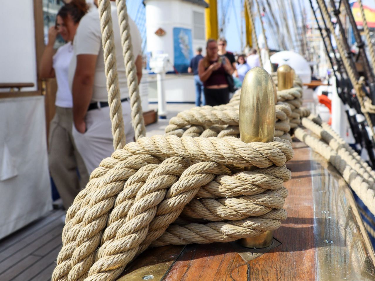 Ein Schiffstau auf einem Segelschiff