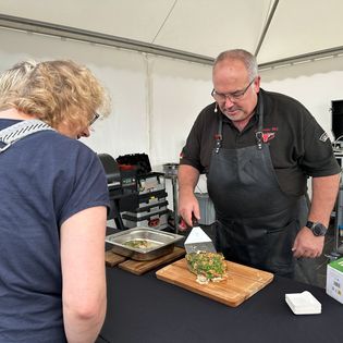 Ein Matjesgericht wird zubereitet