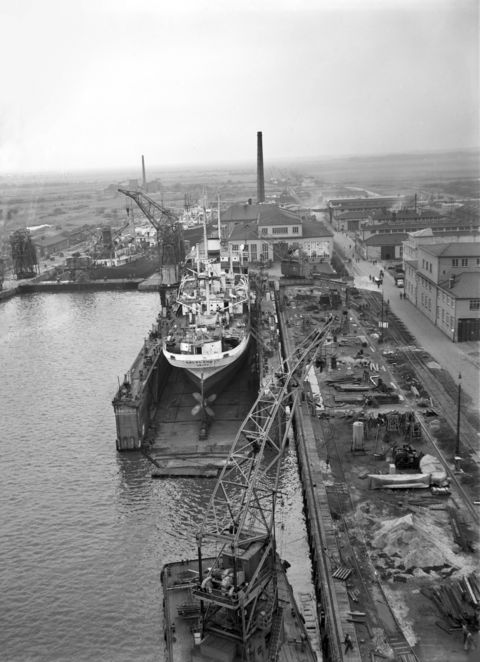 Arbeiter im Werftbetrieb des Norddeutschlen Lloyd. Schwazweiß Aufnahme