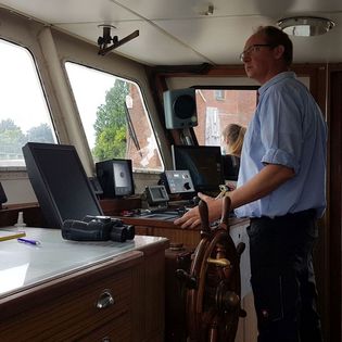 Kapitän auf der Brücke der Geestemünde