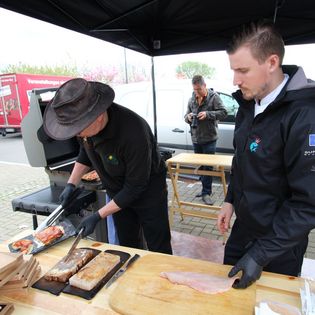 Fisch wird vor Zuschauern zubereitet