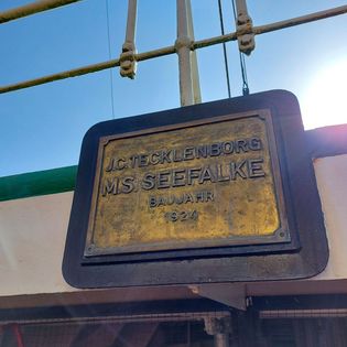 Eine Schiffstafel der Seefalke