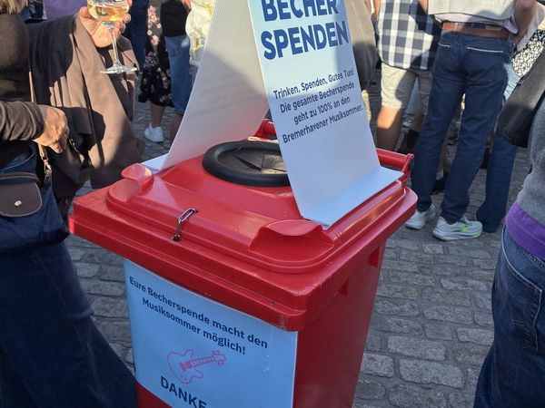 Eine rote Mülltonne