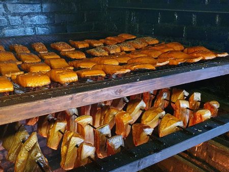 Räucherofen mit verschiedenen Fischspezialitäten
