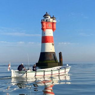 Das Börteboot "Steingrund" vor dem Leuchtturm Roter Sand