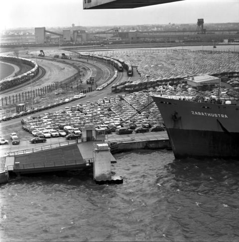 Eröffnung der Autoumschlaganlage im Nordhafen. Schwarzweiß Aufnahme