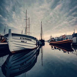 Das Börteboot "Steingrund" liegt im Abendlicht im Neuen Hafen 