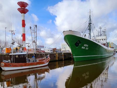 Fischkutter und Fischtrawler im Hafen