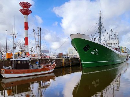 Fischkutter und Fischtrawler im Hafen