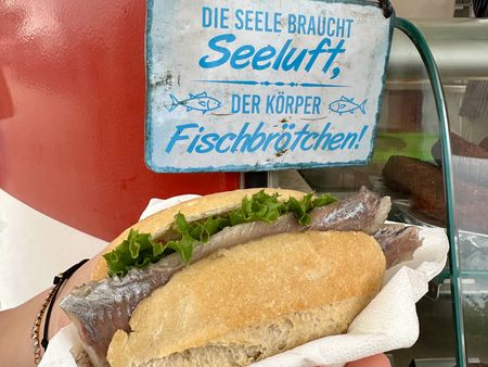 Ein Matjesbrötchen