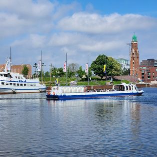 Barkasse Hein Mück im Neuen Hafen und im Hintergrund MS Geestemünde
