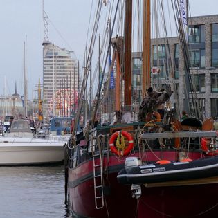 Die Verandering mit vielen Sportboote an den Stegen im Hintergrund